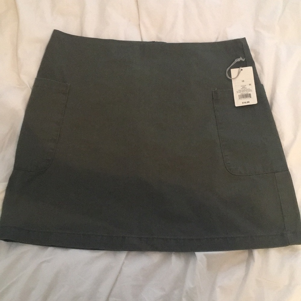 Beautiful forest green skirt (with pockets!!)